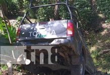 Foto: Conductor se da a la fuga dejando la camioneta y a su acompañante dentro de un zanjón, en Matagalpa / TN8