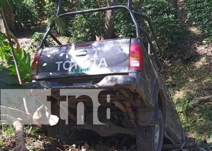 Foto: Conductor se da a la fuga dejando la camioneta y a su acompañante dentro de un zanjón, en Matagalpa / TN8