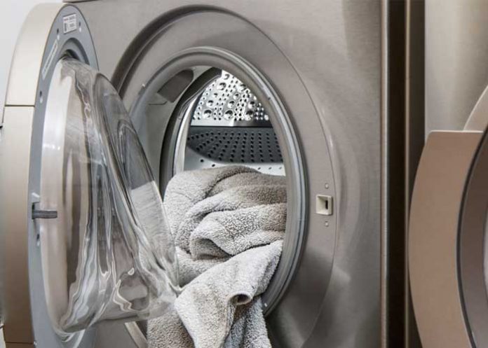 Niña de 3 años muere tras quedarse encerrada en una lavadora en Francia