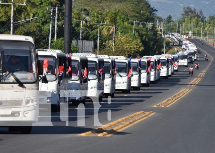 Foto: Pobladores de León dan caluroso recibimiento a buses de transporte colectivo / TN8