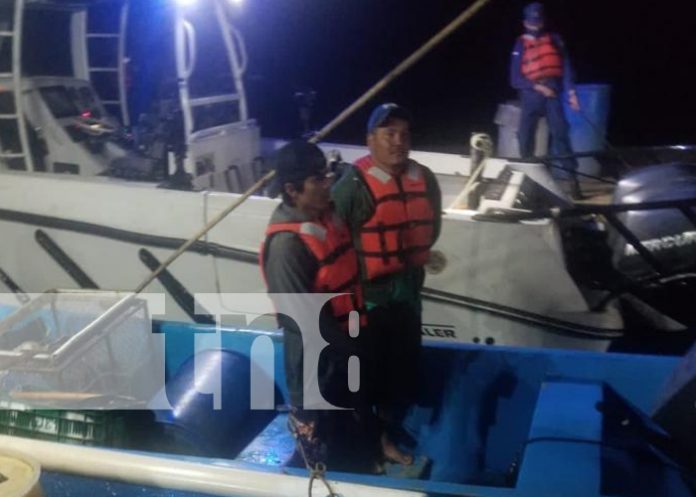 2 Foto: Rescate con éxito de la lancha pesquera en Casares / TN8