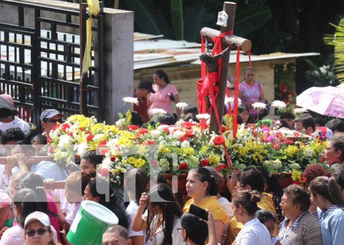 Foto: Centenares de fieles católicos llegaron a pagar su promesa al Cristo Negro, en Siuna / TN8