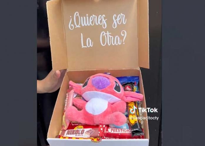 Joven le propone a una chica ser la 