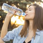Afirman que las personas que no toman agua envejecen más rápido