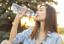 Afirman que las personas que no toman agua envejecen más rápido Afirman que las personas que no toman agua envejecen más rápido