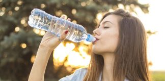 Afirman que las personas que no toman agua envejecen más rápido
