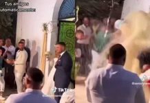 ¿Perdieron la cabeza? Invitados arrojan baldes con arroz a recién casados Invitados arrojan cubetas con arroz a nuevos esposos