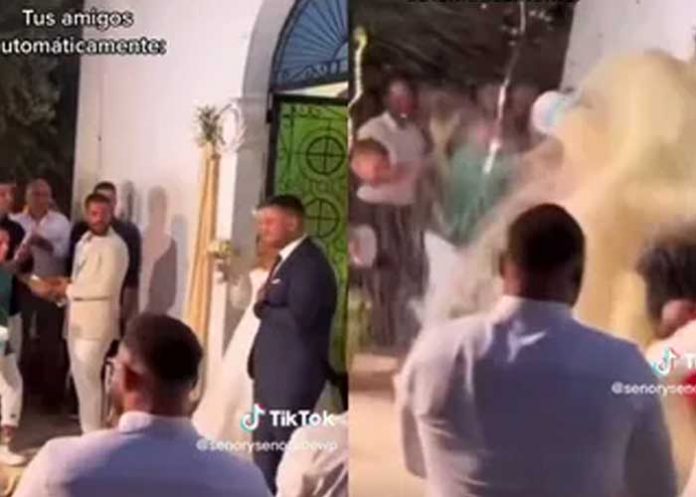 Invitados arrojan cubetas con arroz a nuevos esposos