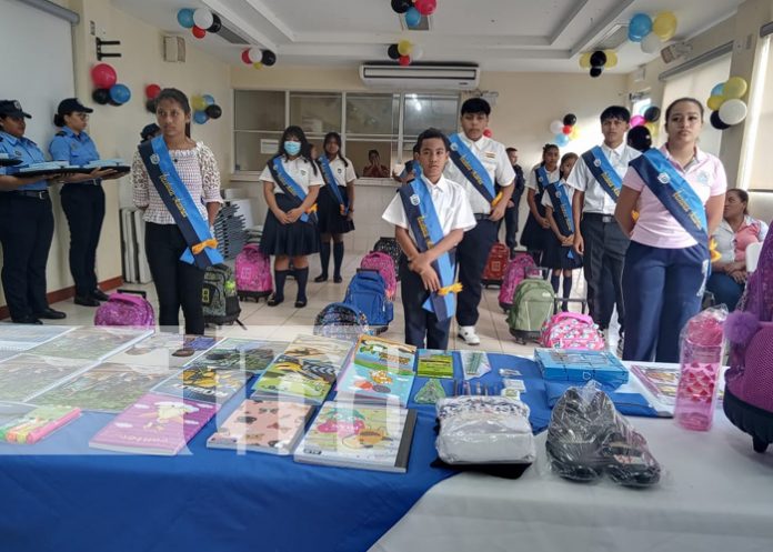 Entrega de mochilas escolares a hijos de policías en departamentos de Nicaragua
