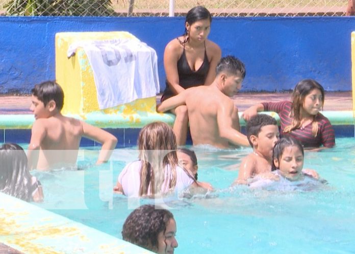 2 Familias visitan Xilomen previo al año lectivo 2023