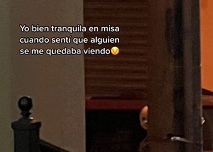 Extraña presencia la vigila: Fue a misa en busca de paz y salió horrorizada