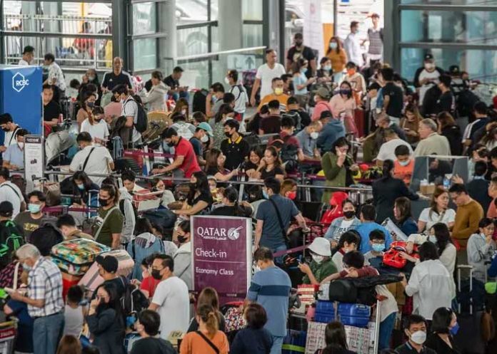 2 Filipinas: Miles de personas pasan Año Nuevo varados en aeropuertos