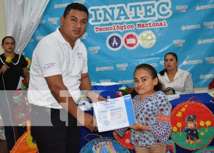 Foto: Jóvenes con discapacidades en Bluefields aprendieron a elaborar piñatas / TN8