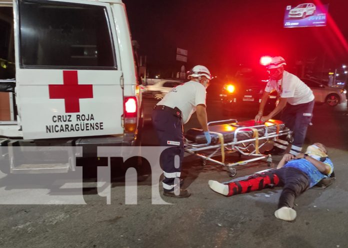 2 Foto: Irrespeto a la luz del semáforo deja a motociclista fracturado en la Plaza las Victorias / TN8