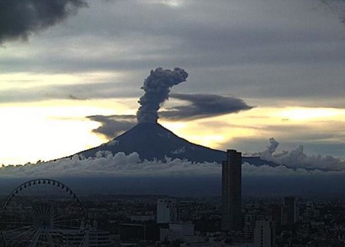 Reportan caída de ceniza del Popocatépetl en poblaciones de Puebla, México