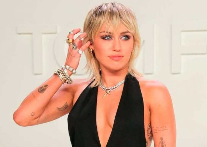 2 Miley Cyrus celebra bailando que