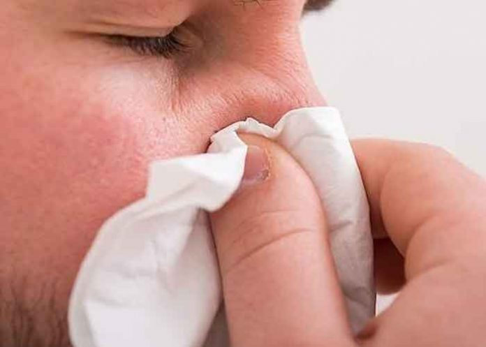 2 Desde mucosa roja hasta negra: Esto revelan sobre tu salud