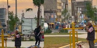 Abuelito mayor sale a columpiar a su perrito