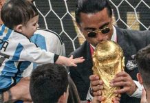 La FIFA sancionará al chef "Salt Bae" por tocar el trofeo de la Copa del Mundo