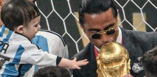 La FIFA sancionará al chef "Salt Bae" por tocar el trofeo de la Copa del Mundo
