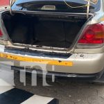 Vehículo TAXI toma fuego inesperadamente frente a Catedral Juigalpa