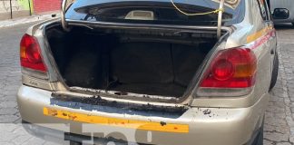 Vehículo TAXI toma fuego inesperadamente frente a Catedral Juigalpa
