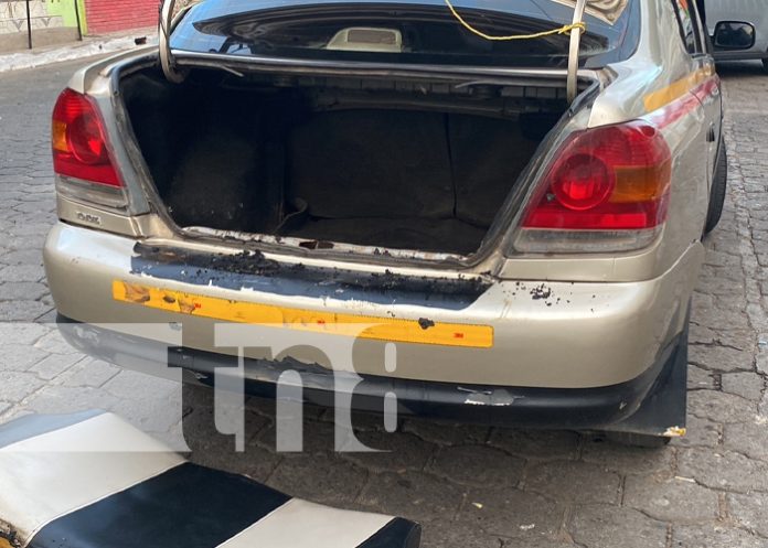 Vehículo TAXI toma fuego inesperadamente frente a Catedral Juigalpa