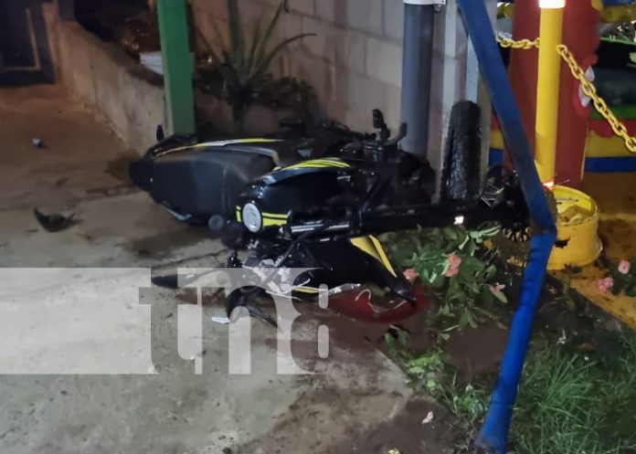Foto: Se estrella en negocio de comida tras perder el control de la moto en Juigalpa / TN8