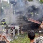 Fuertes llamas reducen a escombros una humilde vivienda en Bilwi Fuertes llamas reducen a escombros una humilde vivienda en Bilwi
