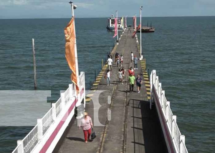 Foto: Familias despiden las vacaciones navegando por las aguas del Cocibolca en Granada / TN8
