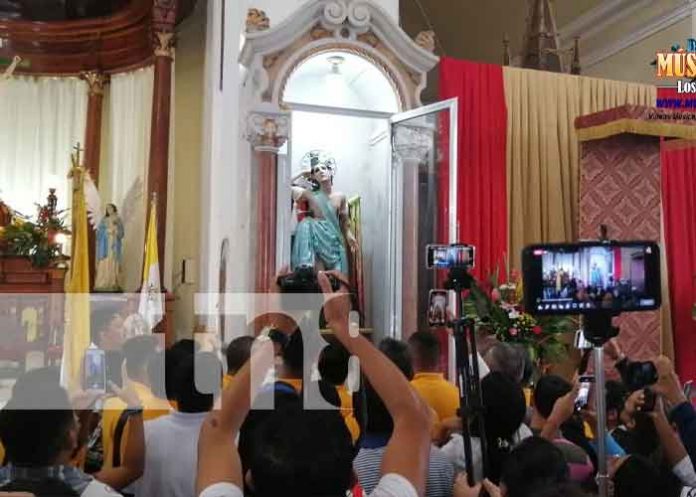 Foto: Bajan a Guachan de su nicho para abrir fiestas patronales en Diriamba / TN8