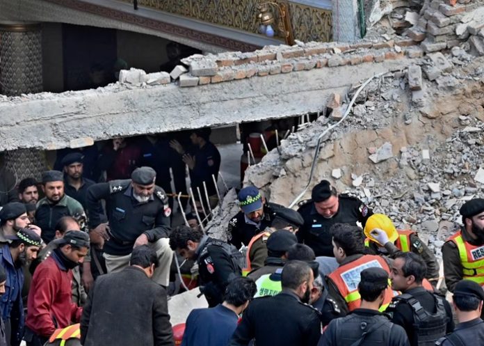 5 34 muertos y 150 heridos tras explosión en una mezquita en Pakistán