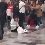 En aeropuerto mujer descubre a la amante de su esposo