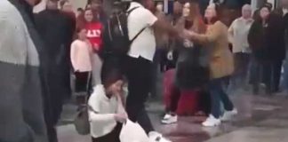 En aeropuerto mujer descubre a la amante de su esposo