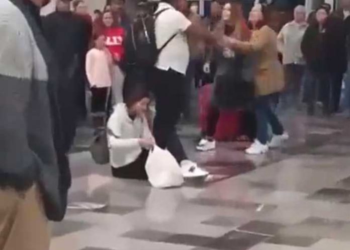 En aeropuerto mujer descubre a la amante de su esposo