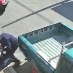 Le salió la cabra: Intenta robarle y la mujer le dio tremenda paliza Mujer enfrentó y sometió a un ladrón que intentó robarla
