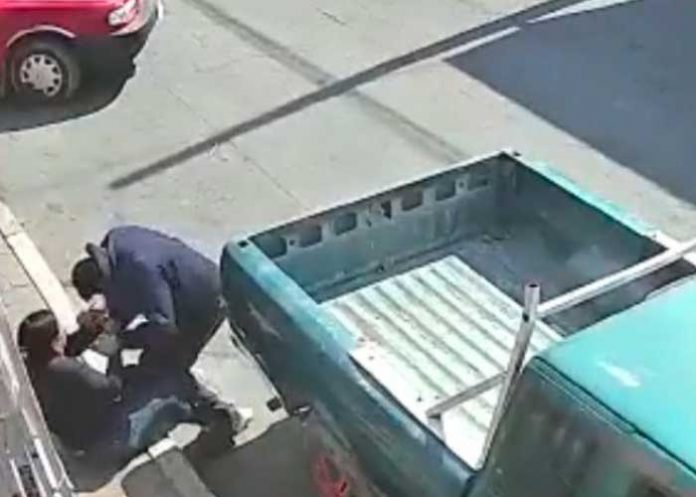 Mujer enfrentó y sometió a un ladrón que intentó robarla