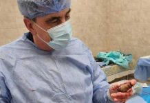 Le sacan una granada sin detonar del pecho a un soldado en Ucrania
