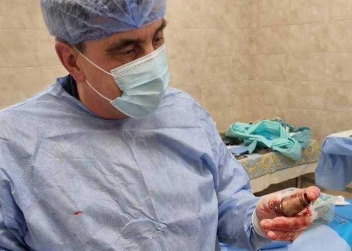 Le sacan una granada sin detonar del pecho a un soldado en Ucrania