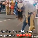 Mujer carga a su novio borracho después de una fiesta