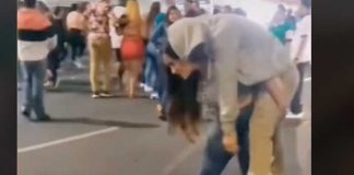 Mujer carga a su novio borracho después de una fiesta