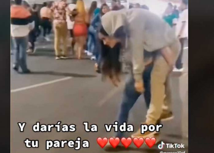 Mujer carga a su novio borracho después de una fiesta