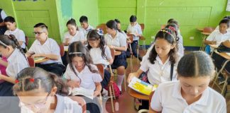 Niños de primaria de toda Nicaragua reciben libros de inglés