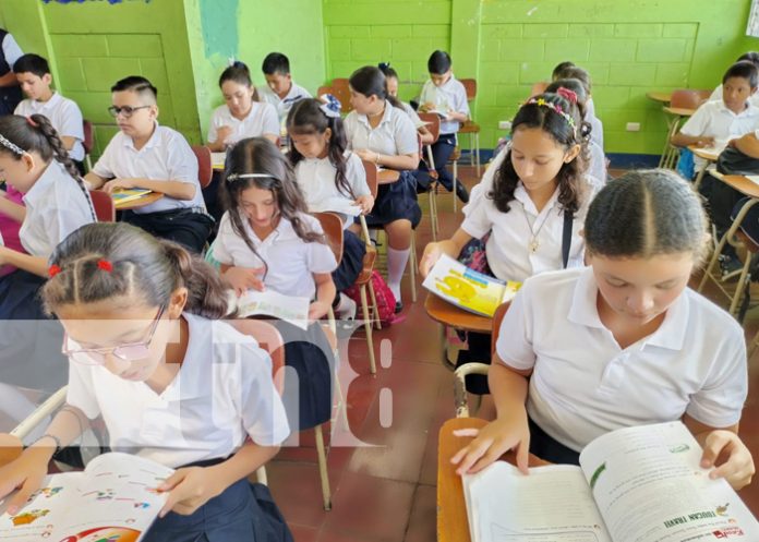 Niños de primaria de toda Nicaragua reciben libros de inglés