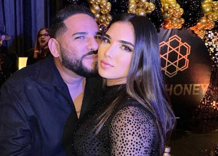 Foto: Comediante JR y Gladys Molina en un evento comercial / Cortesía