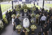 Pelé despedido por aficionados