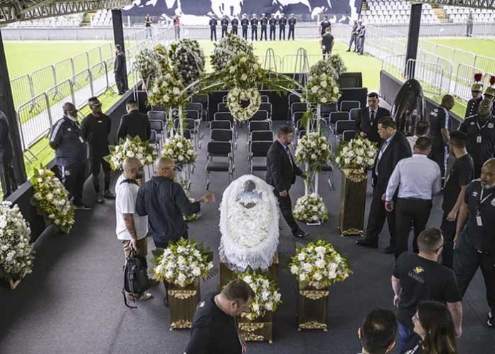 Pelé despedido por aficionados