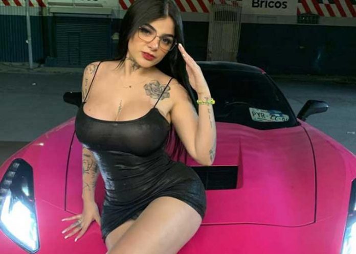 YE1 Karely presume su auto de lujo enseñando sus atributos