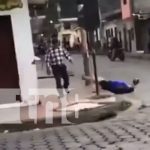 Degenerado golpea y desmaya a una mujer en una calle de Jinotega (VIDEO) Foto: Terrible agresión contra una mujer en Jinotega / TN8