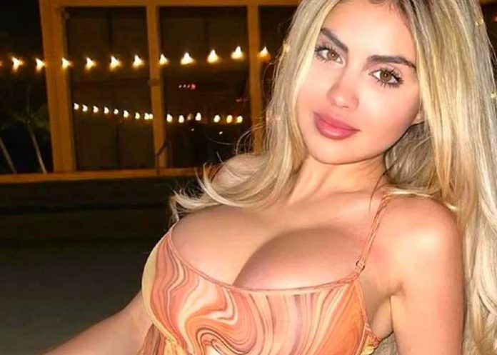 Alexa Dellanos luce sus encantos desde la playa 